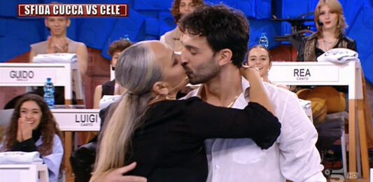 Alessandra Celentano bacia Raimondo Todaro dopo rumba