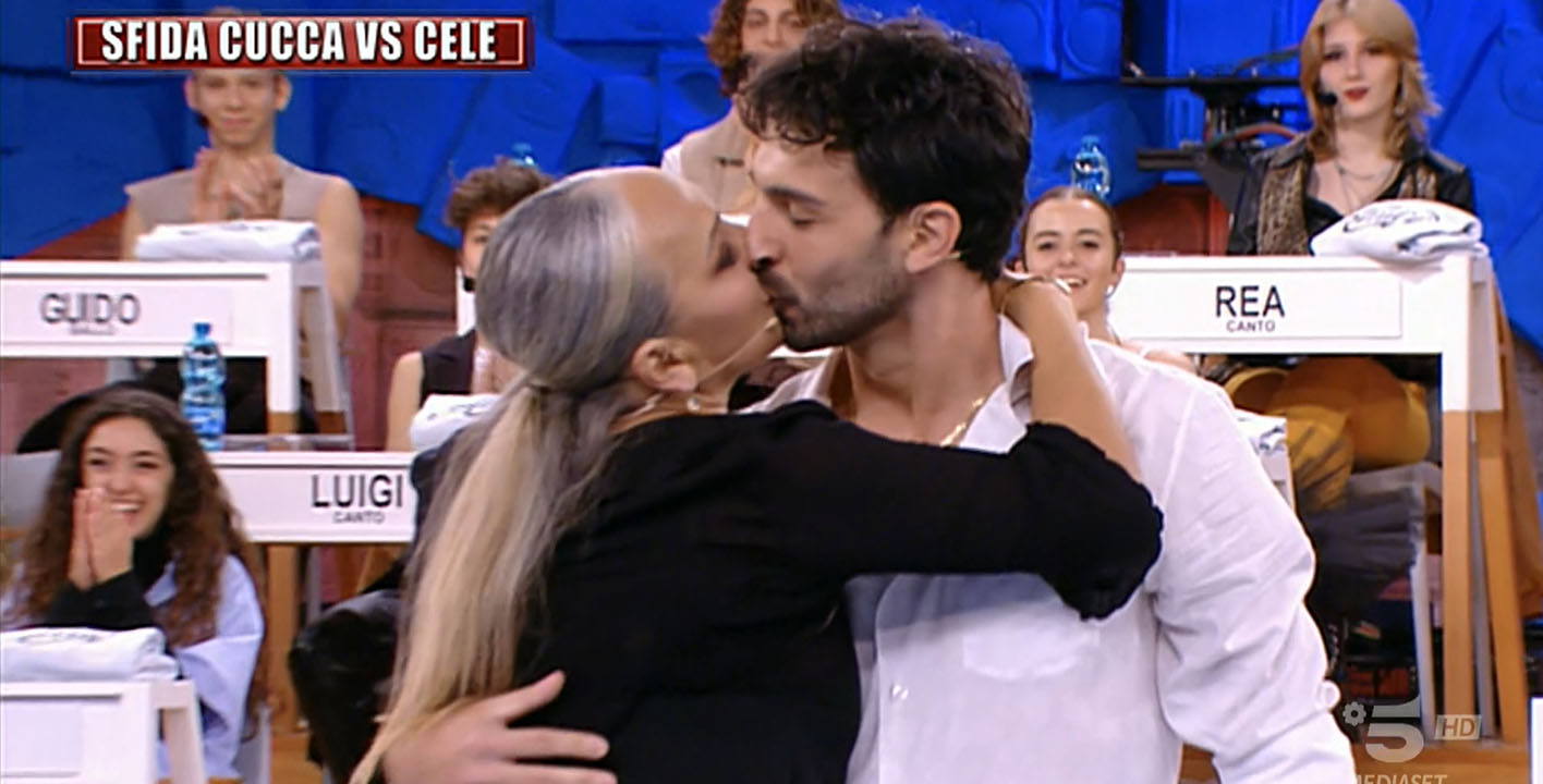 Alessandra Celentano bacia Raimondo Todaro dopo rumba