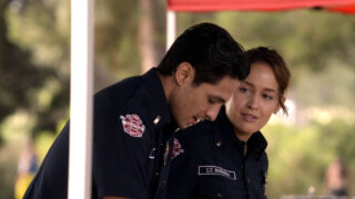 Andy Herrera (Jaina Lee Ortiz) e Theo Ruiz (Carlos Miranda) di Station 19
