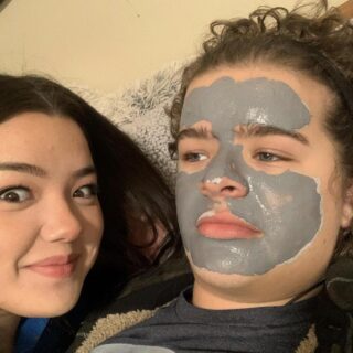 Gaten Matarazzo con la fidanzata Lizzy Yu