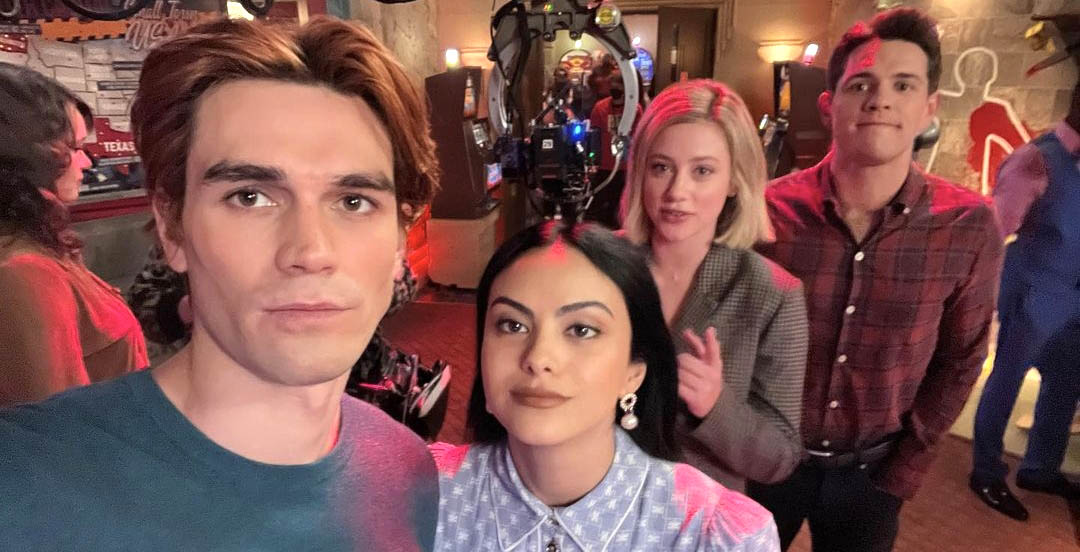 KJ Apa promette finale col botto Riverdale