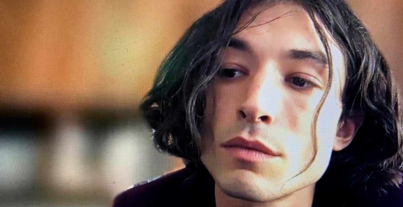 ezra miller ospitando madre figli ambiente non sicuro