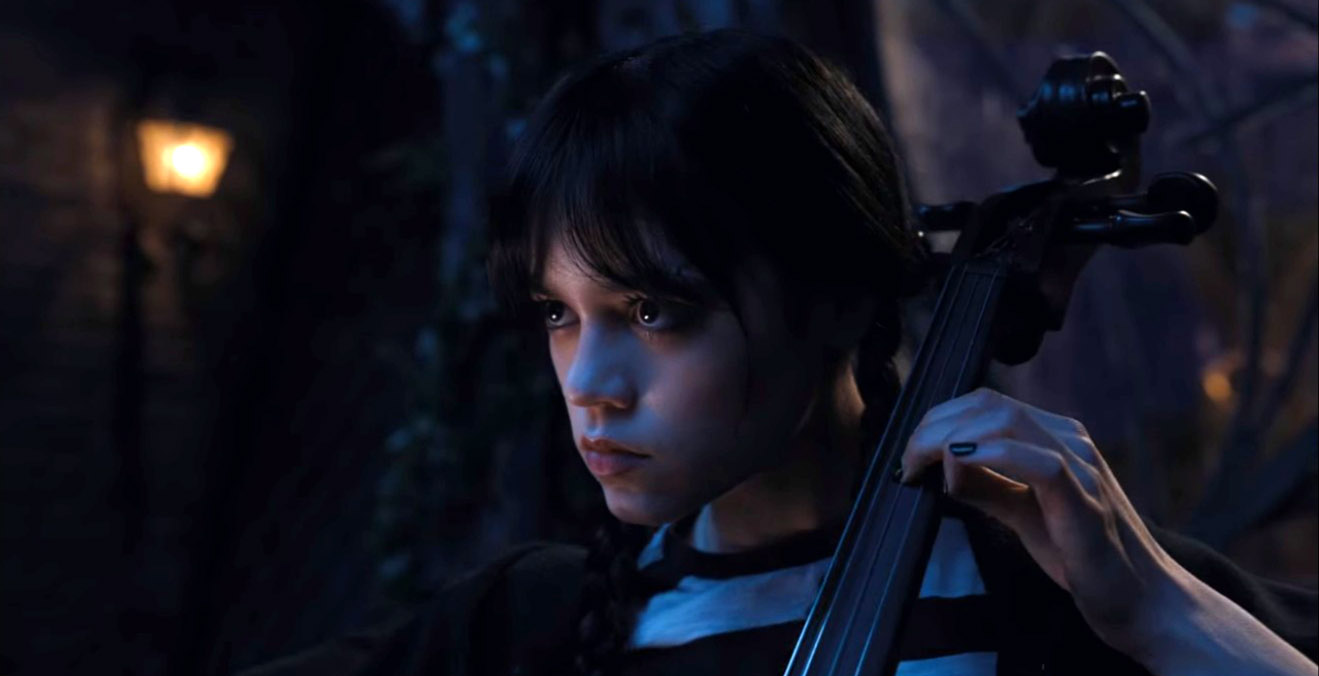 Che canzone suona Mercoledì al violoncello nel primo episodio?