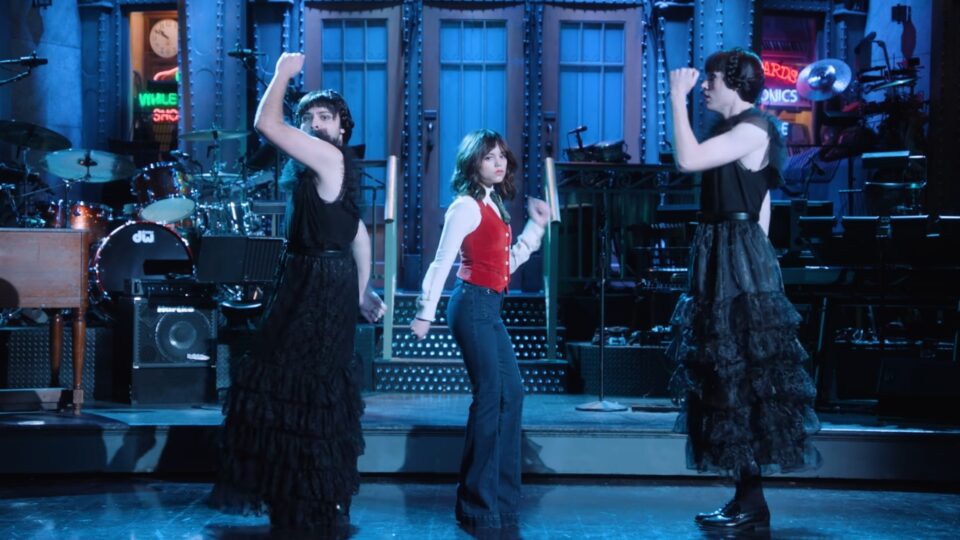 Jenna Ortega ricrea il ballo di Mercoledì sulle note di Bloody Mary