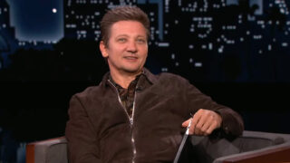 Jeremy Renner torna camminare bastone