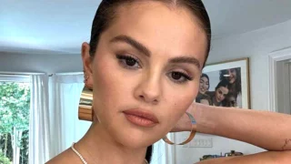 Selena Gomez condivide foto bacio col nuovo fidanzato