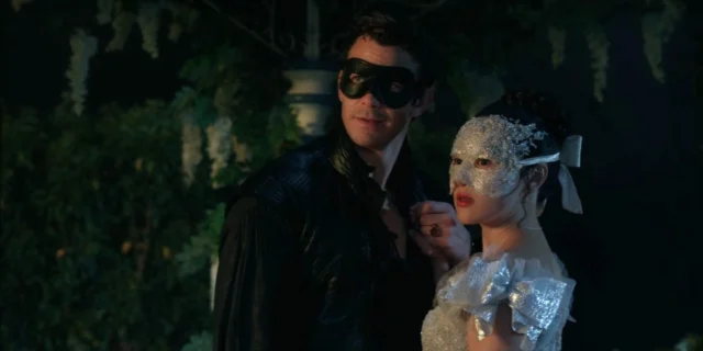 Benedict Bridgerton e Sophie Baek in Bridgerton 4x01