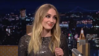 Tomb Raider serie TV Sophie Turner infortunata, riprese sospese